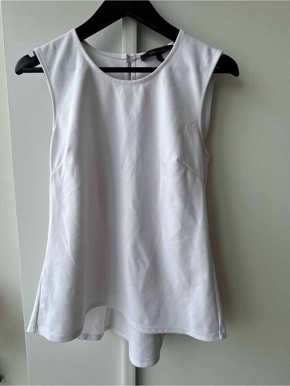 BCBGMaxAzria White Sleeveless Scoop Neck Tank